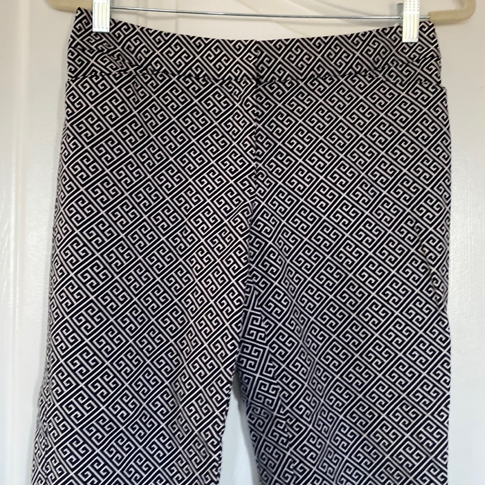Beautiful white house black market ankle pants. Size 4. In great condition.